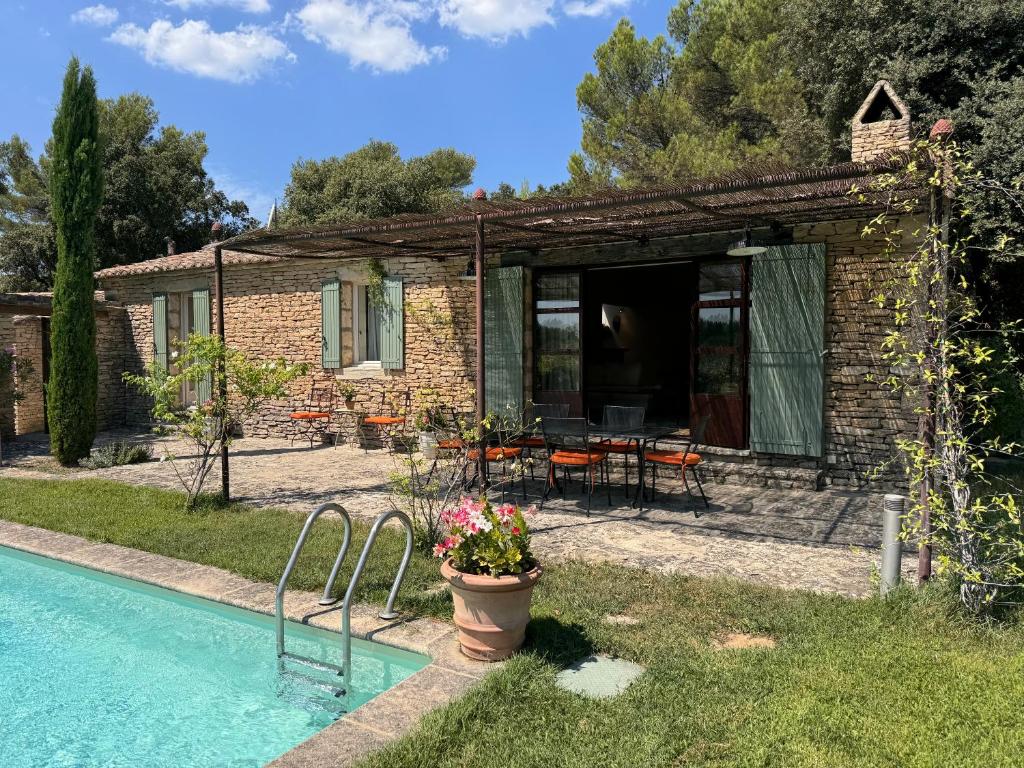 Façade et piscine